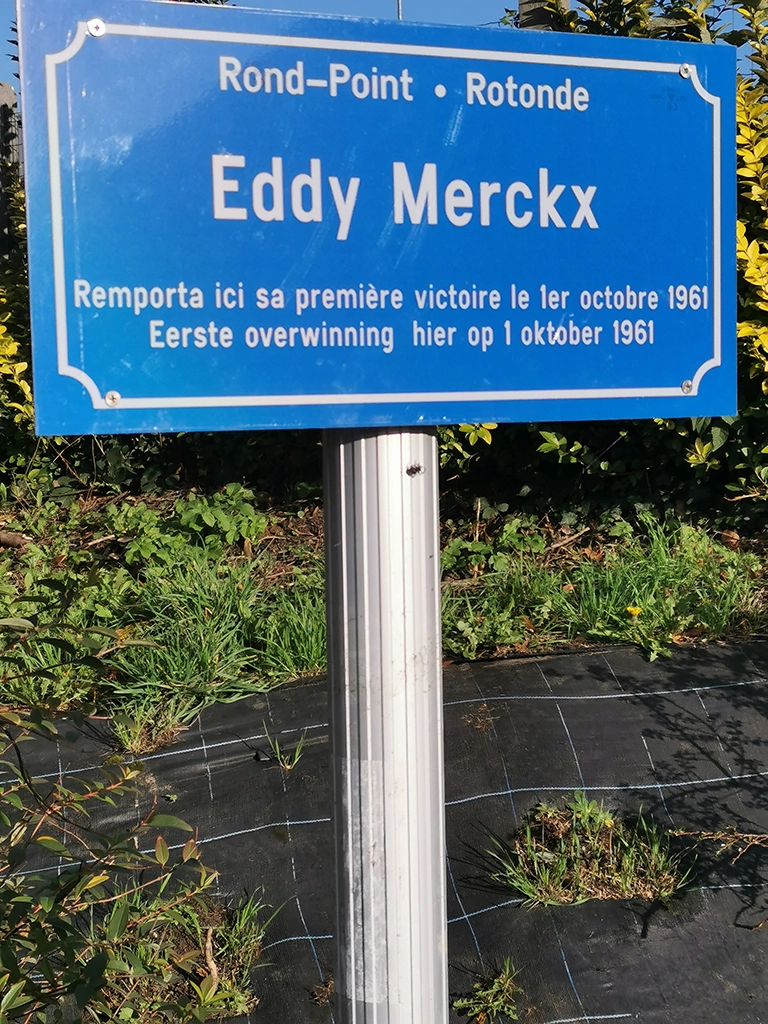 Eine Gedenktafel zu Ehren von Eddy Mercks