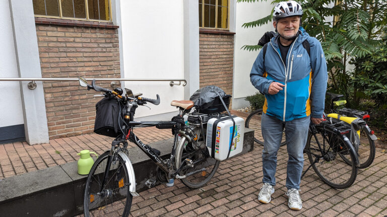 Christoph Roller mit seinem Fahrrad für die Peace Bike Tour