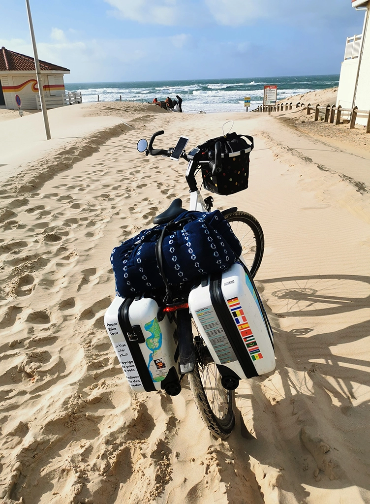 Das voll bepackte Fahrrad am Strand von Contis Plage.