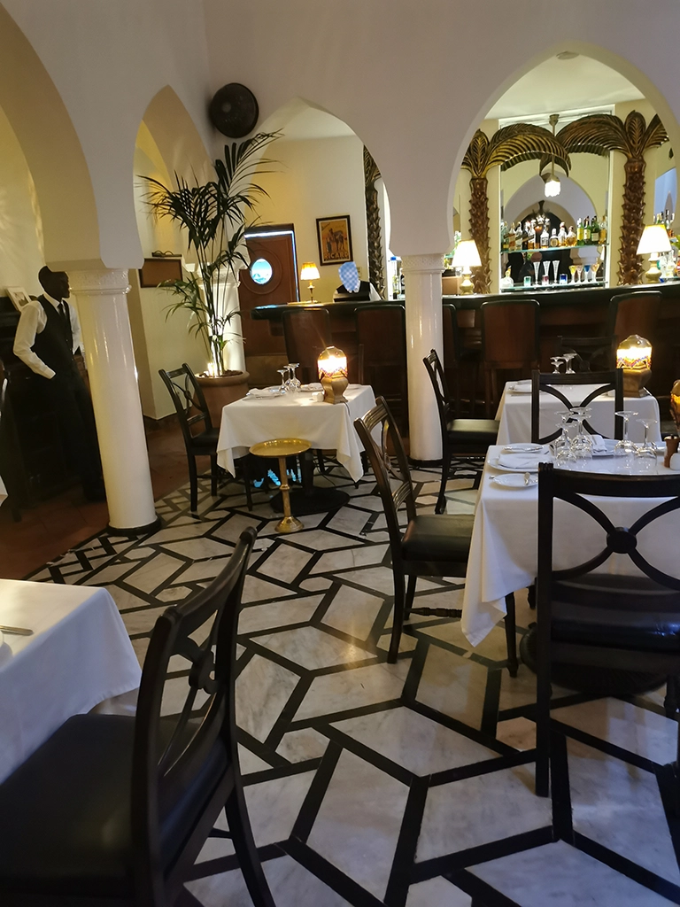 Im berühmten Rick's Café aus dem Film Casablanca.