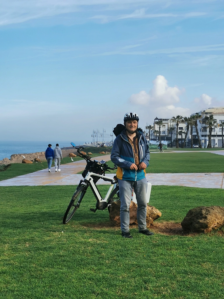 Christoph Roller mit seinem Fahrrad an der Ausfahrt von Rabat