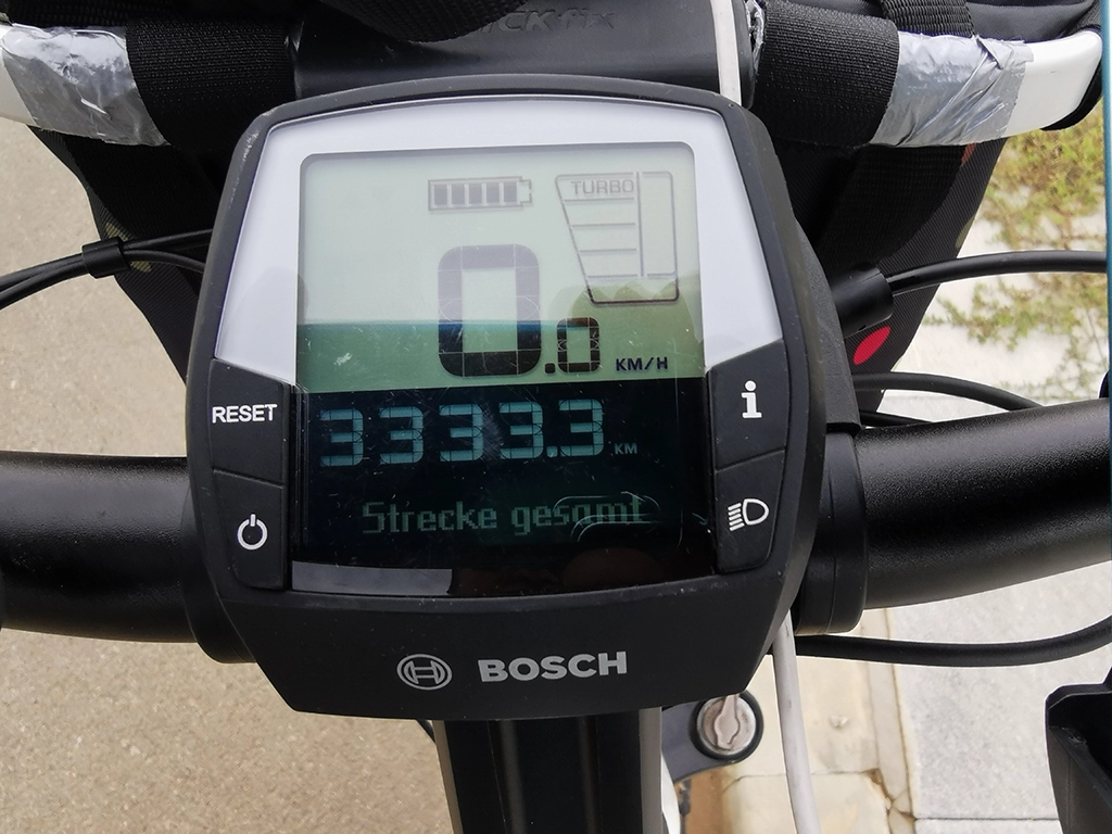 Der Kilometerzähler des Fahrrads zeigt 3.333,3 km - Eine tolle Leistung! Und die Hälfte ist geschafft.