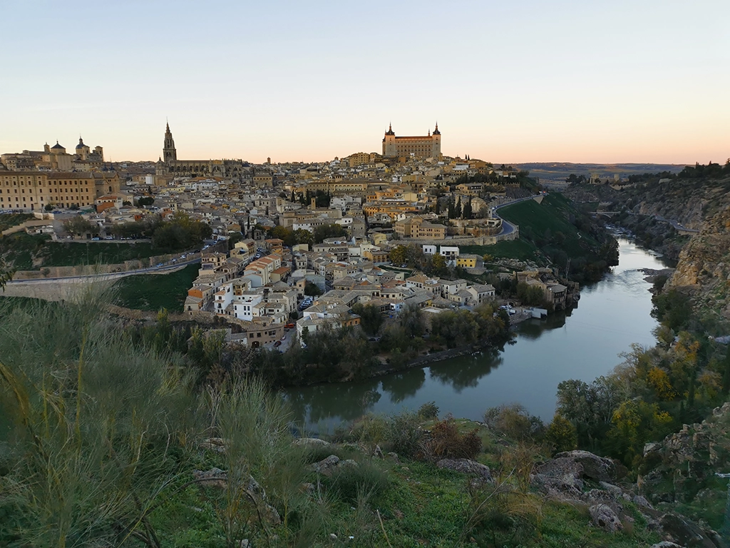 Stadtbild Toledo mit Fluss Tajo