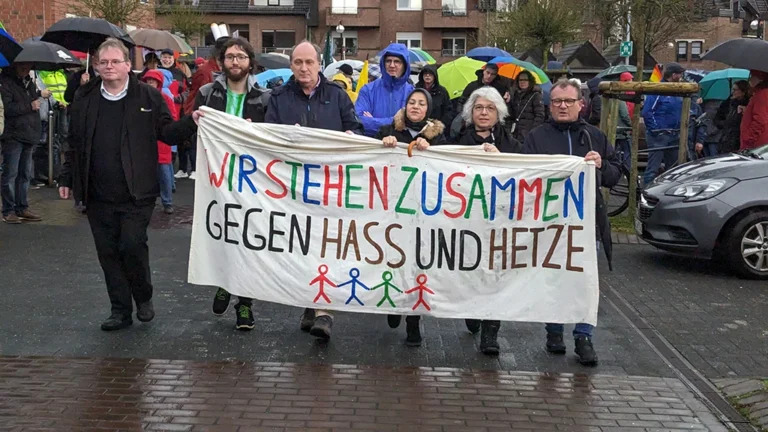 Start mit den Organisatoren vorne - Banner "Wir stehen zusammen Gegen Hass und Hetze"