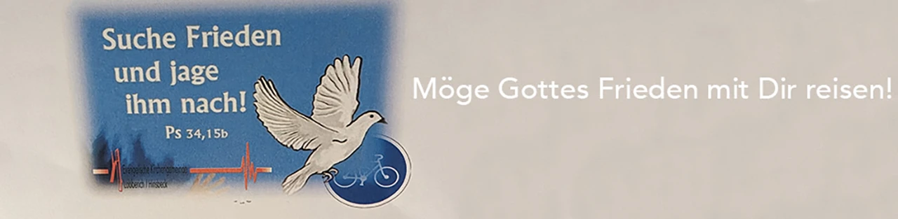 Taube mit einem blauen Schild Fahrradweg und den Texten: "Suche den Frieden und jage ihm nach!" sowie "Möge Gottes Frieden mit Dir reisen!"