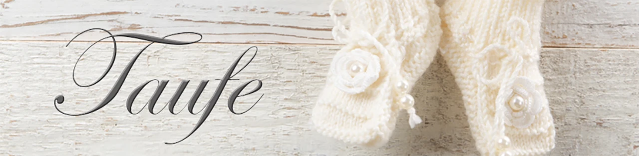 Gestrickte Babyschühchen und Text "Taufe"