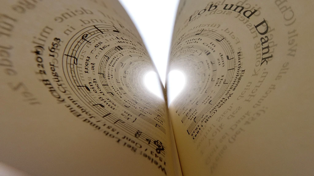 Seiten eines Liederbuches in Herzform