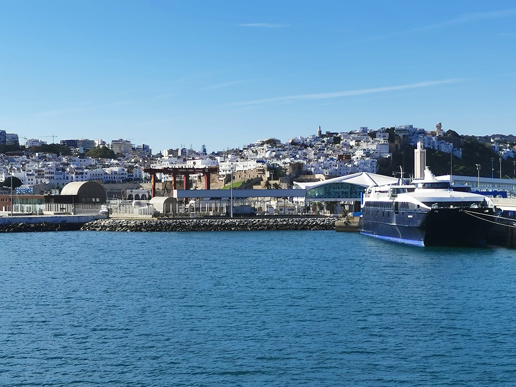 Nun ist Christoph Roller schon fast in Tanger angekommen. Die Stadt ist schon gut zu erkennen.