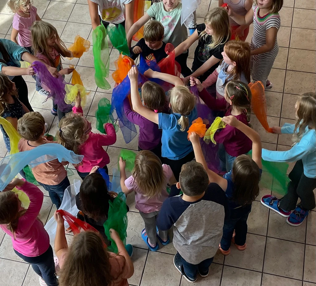 Viele Kinder beim Zumba mit vielen bunten Tüchern